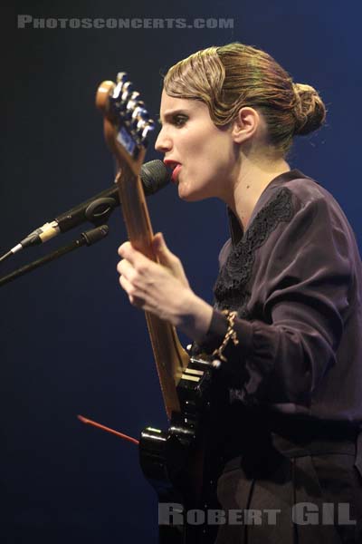 ANNA CALVI - 2013-09-26 - PARIS - Gaite Lyrique - 